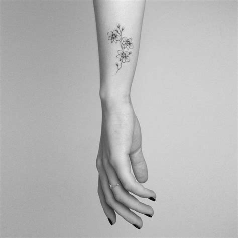 tatuaggio piccolo fiore|Tatuaggi con i fiori: 15 nuove idee per chi ama i tattoo。